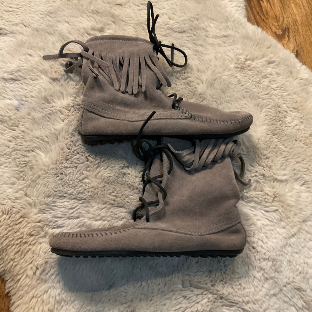 Minnetonka Tramper Ankle Lace Up Leather Moccasins Gray Size 7 Boot Fringe Comfy - Picture 2 of 7